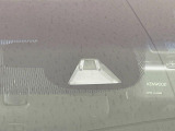 【ホンダセンシング】走行中に前方の車両等を認識し、衝突しそうな時は警報とブレーキで衝突回避と被害軽減をアシスト。より安全にドライブをお楽しみいただけます。