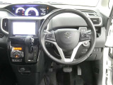 【徹底洗浄クリーニング実施済】運転席からの視界はこんな感じです☆お気軽にご来店いただき、実際に座って是非お確かめください。ドライバーに寄り添う快適な操作フィールをもたらすステアリングです。