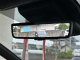 【デジタルインナーミラー(トヨタ)】車両後方カメラの映像をルームミラーに映すことが出来ます。 そのため、後席に人や荷物があって後方が見えづらい場合でもしっかり視界を確保することが出来ます。