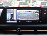 クルマを真上から見下ろしているかのような映像によって、車庫入れや縦列駐車などの駐車時に、自車と駐車位置の関係をひと目で確認でき、スムースな駐車をサポートします。
