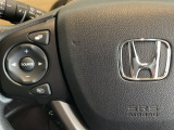 ステアリングスイッチがついていますので、オーディオのチャンネル変更、ボリューム、ジャンル変更が操作可能です。ハンドルから手を離さず安全に操作できます。