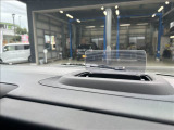 ヘッドアップディスプレイは運転に役立つ情報を見やすく表示します