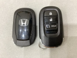 スマートキーを装備しています。鍵を差し込むことなくドアロックの開け閉めと、スタートボタン操作でのエンジンスタートができます。スペアキーも同じものを用意しております。