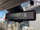 後席の人や大きな荷物などで車両後方が見にくいときにモニターに切り替えて安全確認を!
