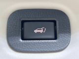 【パワーバックドア】スマートキーや運転席のボタンを押すだけでリアゲートが自動で開閉します!荷物を持っている時や、高い位置にあるバックドアを閉める際に便利な機能です♪