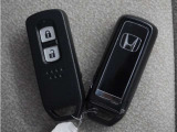 ◆スマートキー◆カギをバッグやポケットに入れたままでもドアロックの開閉ができる『スマートキー』付き!雨天や暗くなってもカギを取り出す必要がなくドアの開錠&エンジンも始動できます