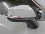 対向車や歩行者が認識しやすいサイドターンランプ付カラードドアミラー