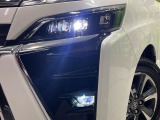 【LEDヘッドライト】悪天候や夜間走行時も良好な視界を確保し安心して運転できる高輝度LEDヘッドライトを装備!点灯速度が早く、消費電力も抑えられています。