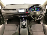 車内は光触媒抗菌消臭施工済です。インパネ周りはスタイリッシュなデザインで機能や装備も充実しています。グローブボックスやカップホルダーのほかにトレーなどたくさんの収納スペースが付いています。