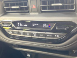 【左右独立型フルオートエアコン】運転席と助手席でそれぞれお好みの温度に設定可能。同乗者にも配慮した、快適な空調をお届け致します。