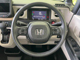 インテリアに合わせたデザインのステアリングは、運転される方のことも考え、運転しやすい形状、大きさです。是非一度、実際に触ってお確かめください。