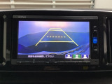バックでの車庫入れも安心です! リアカメラが付いているバックモニター付のナビを装備しております。操作線もついており距離感も画面から確認できます。