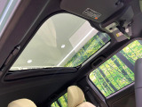 【ガラスルーフ】ガラスルーフ搭載で車内の解放感が一気にアップ!開放的なドライブをお楽しみいただけます。