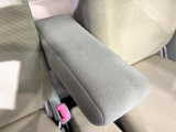 【アームレスト】運転中の身体の負担を軽減してくれるアームレストを装備♪