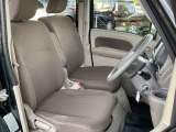 運転席まわりです。実際に座ってみて、乗り心地を体験してみてください,視界も良好です。
