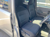 前席です。センターコンソールが無いので車内での左右移動が出来ます。