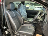 運転席はほどよくホールド感のある形状をしておりますので、運転がし易いです!