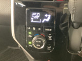 エアコンはオート機能でお好みの温度に調整可能です。オールシーズン快適にドライブできます!