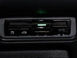装備されているビルトインタイプのETC車載器です。セットアップしてからご納車致します。ETCカードを差し込めば高速道路の出入り口ゲートを楽々通過出来ます。