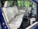 運転席まわりには十分なスペースがあり、大柄な方でもゆったり運転していただける環境です。
