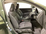 女性でも運転がしやすいように、シートの高さ調整機能(シートリフター)がついています。広い足元にゆったり座れるシートには肘掛も装備しており長距離の運転でも疲れにくいシートです。