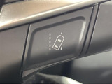【レーンディパーチャーアラート(LDA)】クルマが車線または走路から逸脱する可能性がある場合に、ブザーまたはハンドルの振動により注意をうながします。機能には限界があるためご注意ください。