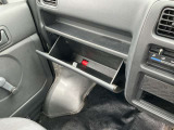 グローブボックスは奥行きたっぷり、車検証やオーナーズマニュアルを収納するポケット付きです。