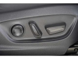 【パワーシート】 スイッチでシートポジションを細かく調整できます。