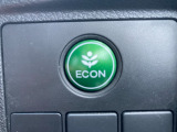 ECONスイッチ(ECONモード) エンジンだけでなくエアコンなども含めてクルマ全体を燃費優先で自動制御するECONモード。早く車内を涼しくしたい夏場など、空調を優先したい時には、スイッチを押してOF