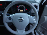 ステアリングスイッチでオーディオ操作が手元でできるので、ハンドルから手を離さずに運転できます。