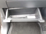 大容量のグローブボックス。