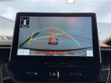 バックガイドモニター付きです。車の後方に小型カメラが付いており、バックする際の後方の様子をモニター上に表示します。