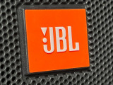【JBLサウンドシステム】メーカーオプションの高品位サウンドシステムを搭載。専用のチューニングが施された大小様々なスピーカーから良質なサウンドが奏でられ、臨場感あふれる音響空間を演出します。