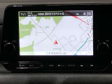 【メーカーナビ】9インチの大画面モニターを搭載し、Apple CarPlayへのワイヤレス接続やAndroid Autoにも対応。