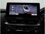 サイドクリアランスビュー表示中に、旋回時の運転操作に合わせて自動で車両を斜め後方から見たような映像を表示。