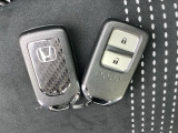 ☆スマートキー☆ドアの開錠・施錠はもちろんですが、エンジンをかけるときも鍵を取り出さなくて大丈夫ですよ♪両手に荷物をお持ちの時でも、大変便利で使い易い装備です☆