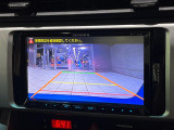 【バックカメラ】駐車時に後方がリアルタイム映像で確認できます。大型商業施設や立体駐車場での駐車時や、夜間のバック時に大活躍!運転スキルに関わらず、今や必須となった装備のひとつです!