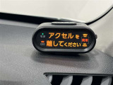 踏み間違い加速抑制装置付!急なアクセル操作をすると、一定時間加速やエンジン出力が制御され、ブレーキ操作をうながしてくれます!