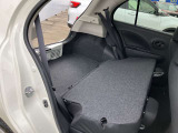 後席を倒すことでより大きい荷物や長い荷物を積むことができます!