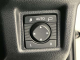 日本の駐車場は幅が広くないところが多くて、乗り降りが大変だったりしますよね。電動ミラーがあれば、室内でミラーをたためるので、駐車するときも便利ですね。