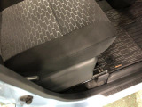 痛みの出やすい運転席シートの角、フロアマット、座面、ともに良好です