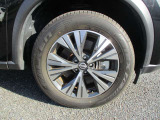 純正アルミホイール。タイヤサイズは235/60R18です。