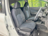 運転席まわりには十分なスペースがあり、大柄な方でもゆったり運転していただける環境です。