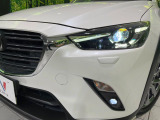 【LEDヘッドライト】悪天候や夜間走行時も良好な視界を確保し安心して運転できる高輝度LEDヘッドライトを装備!点灯速度が早く、消費電力も抑えられています。