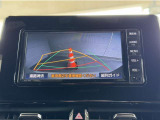 バックガイドモニター付きです。車の後方に小型カメラが付いており、バックする際の後方の様子をモニター上に表示します。