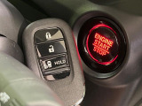 【Hondaスマートキー】カバンやポケットに入れたままでもドアの施錠・解錠が可能なスマートキーを装備。エンジンのオン・オフ時もカギを取り出す必要が無いからとっても便利です♪