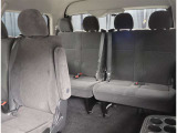 リアシートは可倒式になっていますので、長いお荷物も収納できます!!