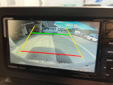 ★バックカメラ装備★「R」の位置にすると、自動的に後方の様子をカラー画像(車幅/距離/予想進路線表示機能付)で表示。バックの際の安心感を高めます★