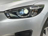 【LEDヘッドライト】悪天候や夜間走行時も良好な視界を確保し安心して運転できる高輝度LEDヘッドライトを装備!点灯速度が早く、消費電力も抑えられています。