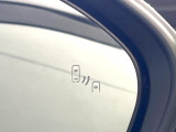 【ブラインドスポットモニター】走行中、ドアミラーの死角になりやすい箇所に後続車が接近するとサイドミラーのレンズに警告を表示!ドライバーに注意喚起をしてくれます。